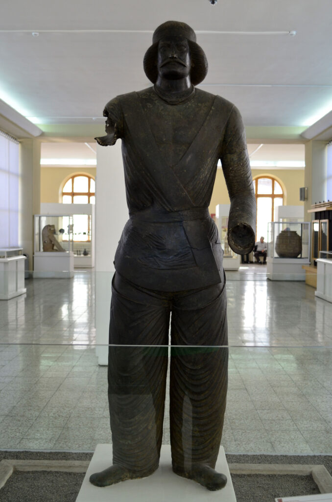 Iran-National_Meusem_Parthian-Nobleman-Statue